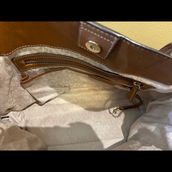 Used Coach bag, see pictures for arm strap needs to be fixed - Picture 5 of 8